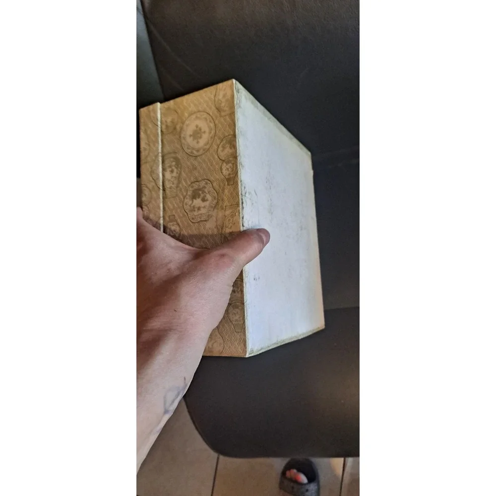 Vintage Paper Box: (4